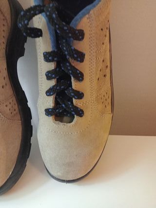 Zapatos de seguridad grises con detalles azules