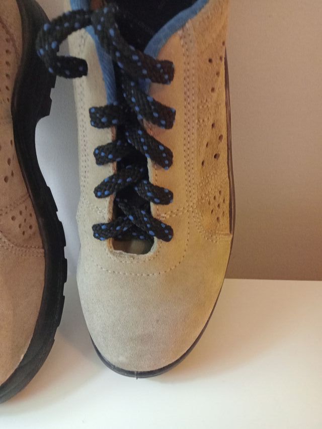 Zapatos de seguridad grises con detalles azules