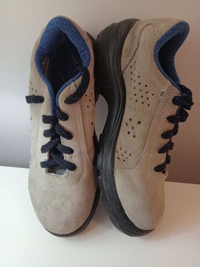 Zapatos de seguridad grises con detalles azules
