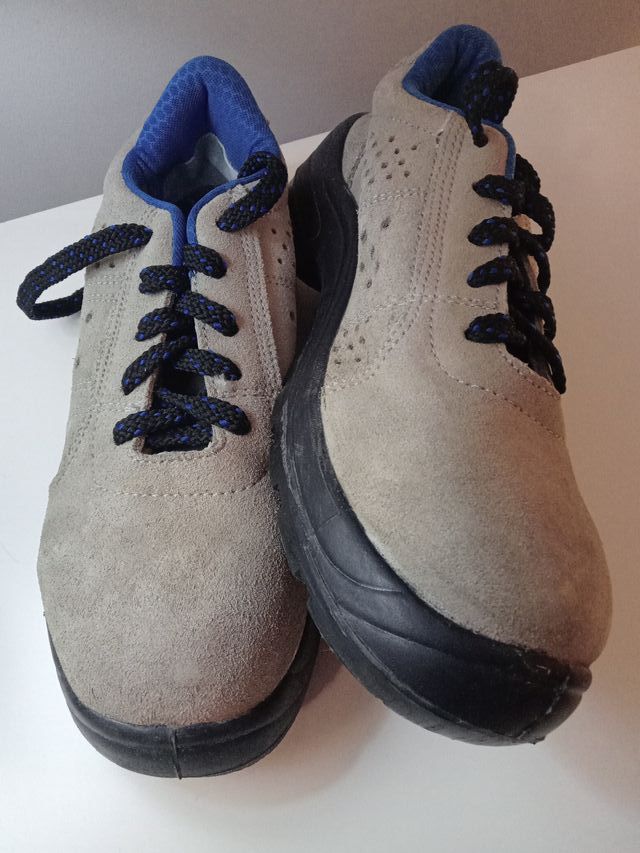Zapatos de seguridad grises con detalles azules