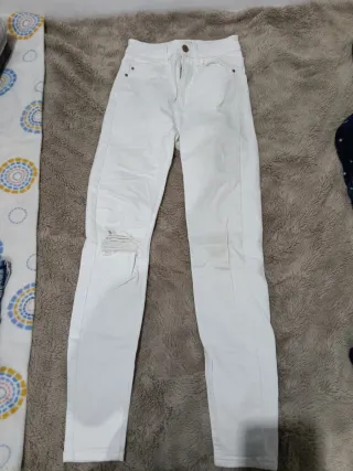 Pantalón blanco Stradivarius Roto