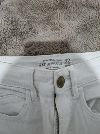 Pantalón blanco Stradivarius Roto