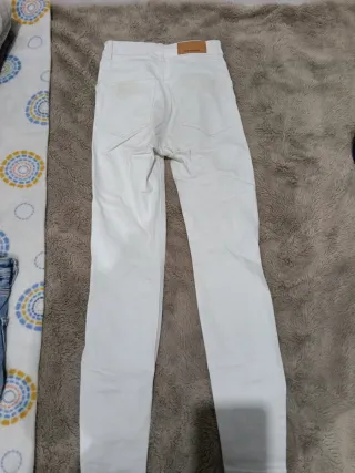 Pantalón blanco Stradivarius Roto