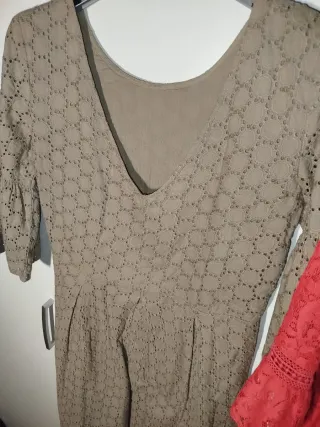 2 vestiti taglia M - rosso in regalo, motivi