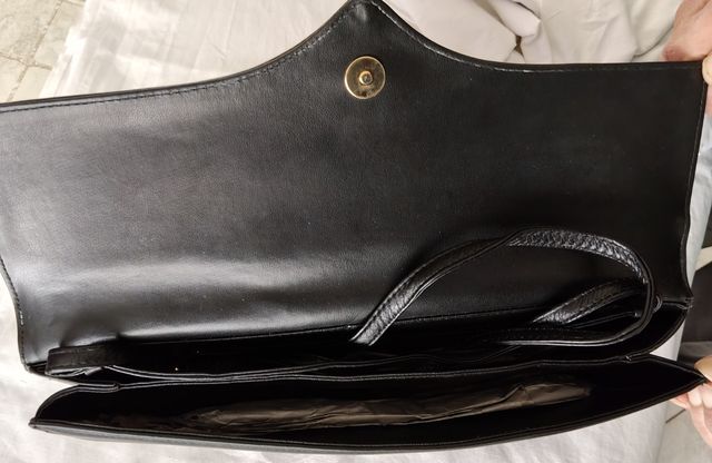 Borsa a spalla in pelle nera con logo V