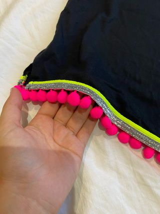 Top negro con detalle pompones fucsia