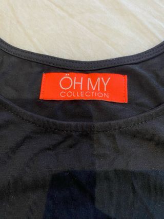 Top negro con detalle pompones fucsia