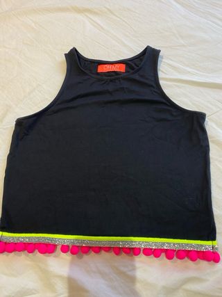 Top negro con detalle pompones fucsia