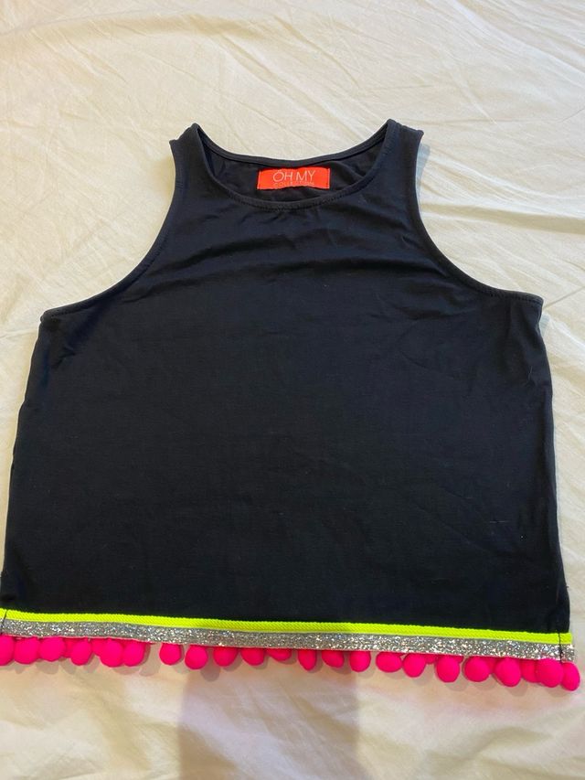Top negro con detalle pompones fucsia