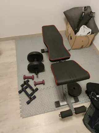 Banco de pesas ajustable con accesorios