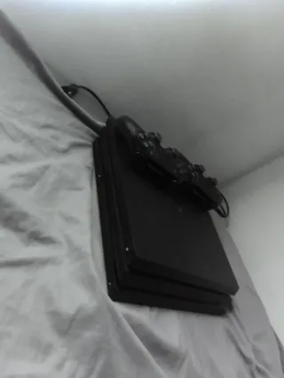 PS4 Pro con 2 mandos originales y con GTA v