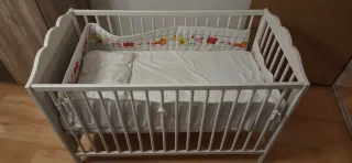 Cuna blanca con colchón y accesorios