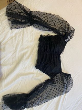 Top negro con volantes y lunares