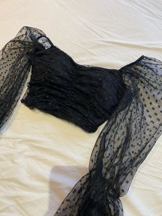 Top negro con volantes y lunares