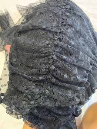 Top negro con volantes y lunares