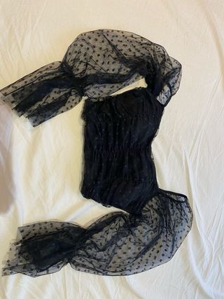 Top negro con volantes y lunares