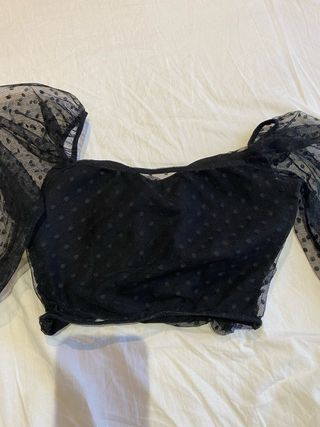 Top negro con volantes y lunares