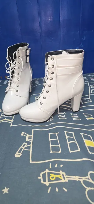 Botas blancas con cordones y tacón