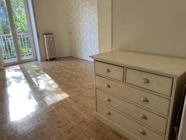 Comò in legno beige e marrone