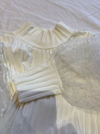 Top blanco con mangas de tul