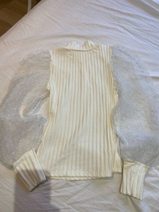 Top blanco con mangas de tul