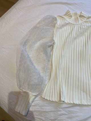 Top blanco con mangas de tul