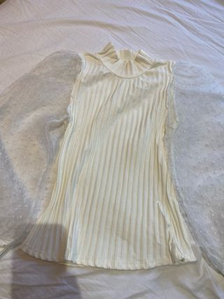 Top blanco con mangas de tul