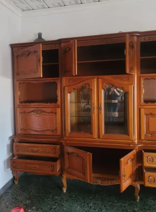 Mobile in legno ciliegio con vetrina e cassetti