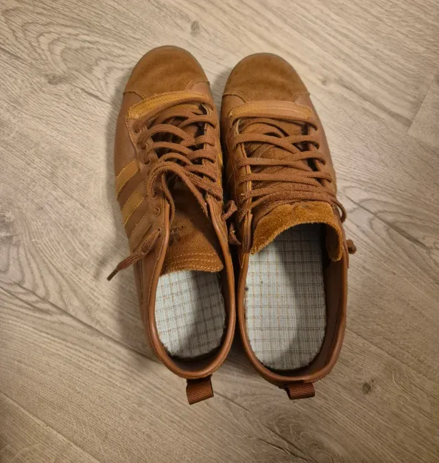 Zapatillas Adidas Marrones Cuero y Ante