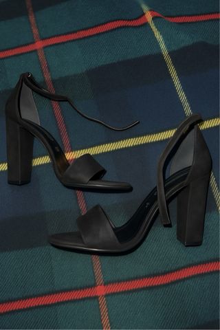 Scarpe nere aperte con tacco