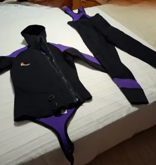 Traje de neopreno negro y morado