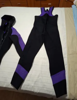 Traje de neopreno negro y morado