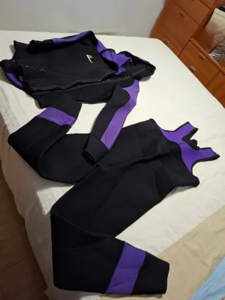 Traje de neopreno negro y morado
