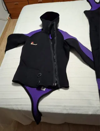 Traje de neopreno negro y morado