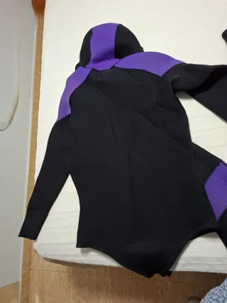 Traje de neopreno negro y morado
