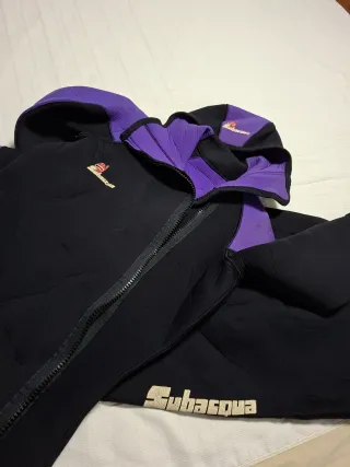 Traje de neopreno negro y morado