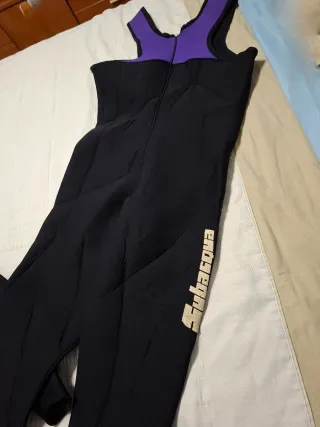 Traje de neopreno negro y morado