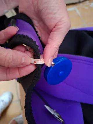 Traje de neopreno negro y morado