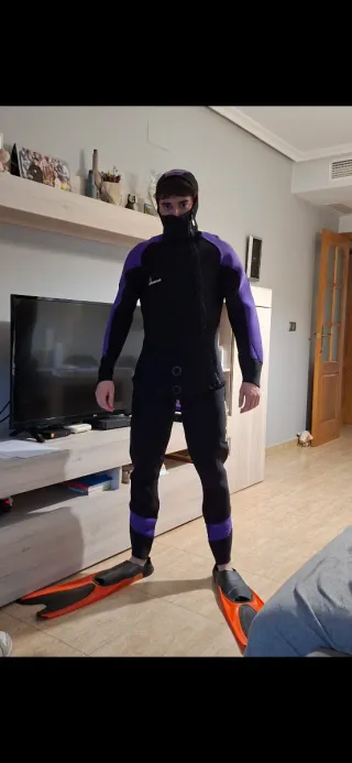 Traje de neopreno negro y morado