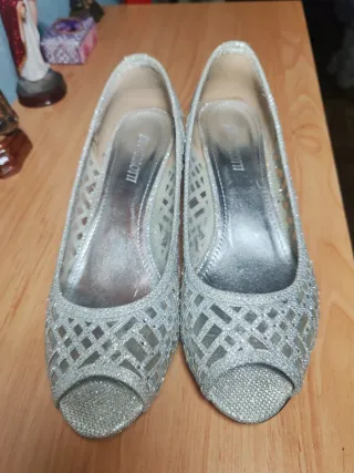 Zapatos plateados de fiesta