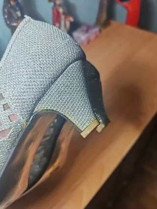 Zapatos plateados de fiesta