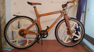 Bicicleta de madeira artesanal