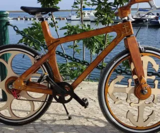 Bicicleta de madeira artesanal