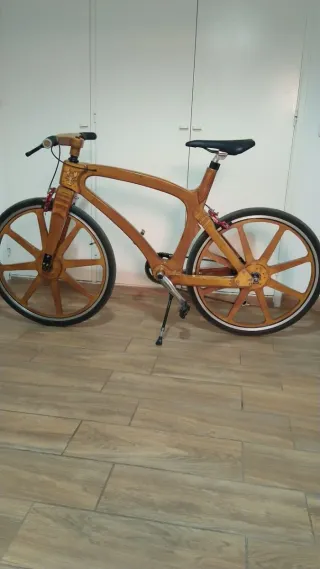 Bicicleta de madeira artesanal