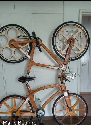 Bicicleta de madeira artesanal