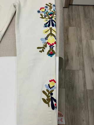 Pantalones blancos bordados florales