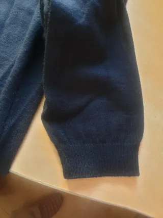 Jersey fino pico hombre azul marino