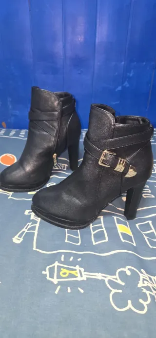 Botas negras de tacón con hebilla