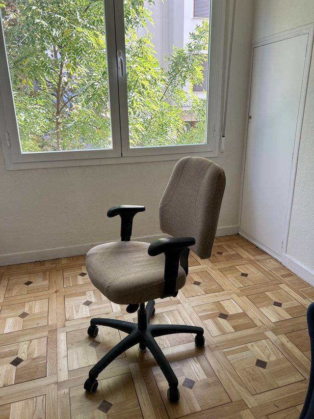 Sedia da ufficio ergonomica beige e nera