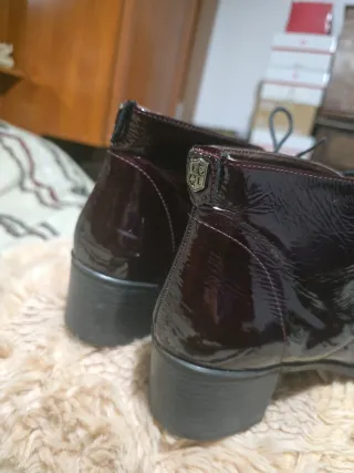 Botines charol burdeos con detalle logo